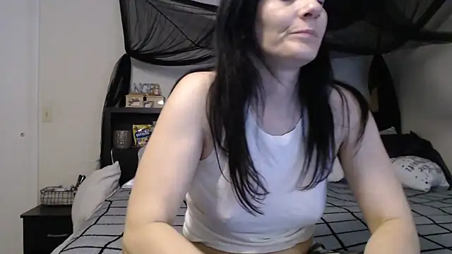 Snapshot of CrystalLakeXO chatting on 06.19.26 CrystalLakeXO online show from 06.19.26