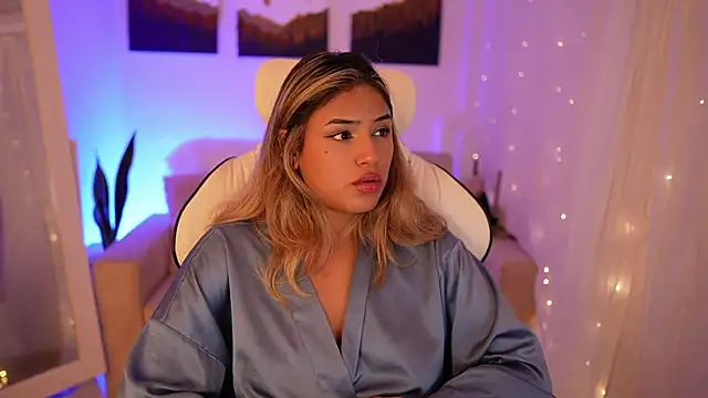 Snapshot of SaraParisi chatting on 12.24.24 SaraParisi online show from 12.24.24