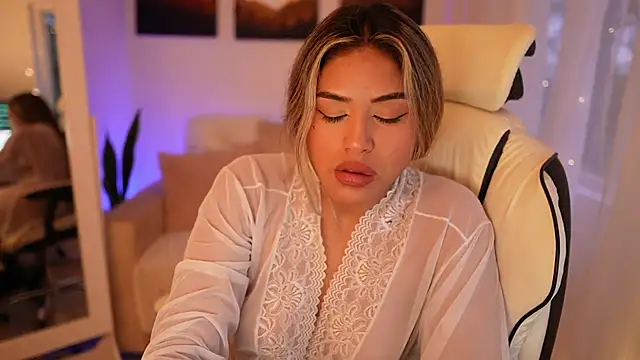 Snapshot of SaraParisi chatting on 12.26.24 SaraParisi online show from 12.26.24