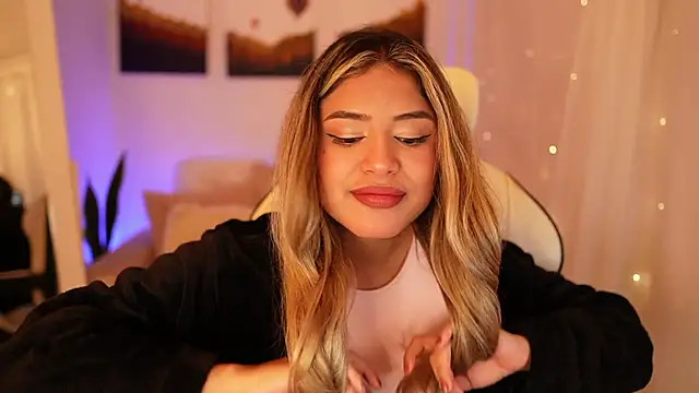 Snapshot of SaraParisi chatting on 12.28.24 SaraParisi online show from 12.28.24