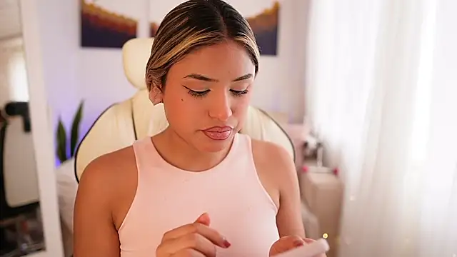 Snapshot of SaraParisi chatting on 12.28.24 SaraParisi online show from 12.28.24