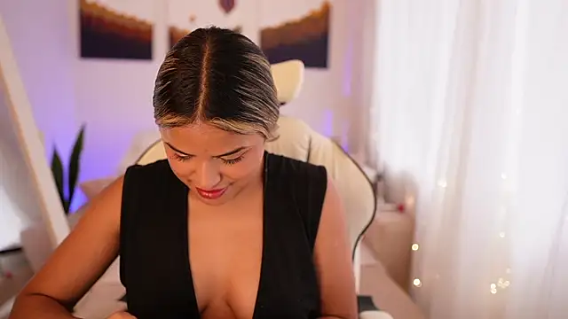 Snapshot of SaraParisi chatting on 12.30.24 SaraParisi online show from 12.30.24