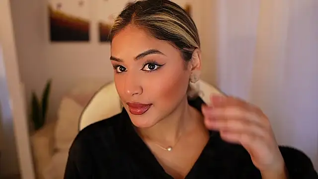 Snapshot of SaraParisi chatting on 12.31.24 SaraParisi online show from 12.31.24