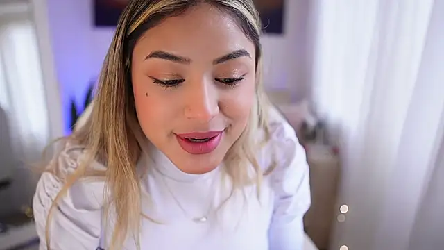 Snapshot of SaraParisi chatting on 01.01.25 SaraParisi online show from 01.01.25