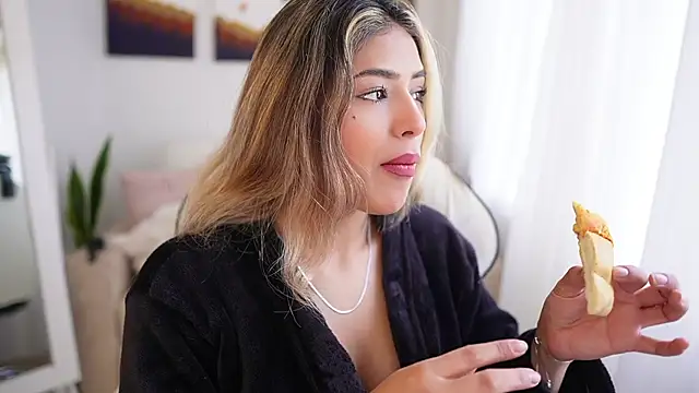 Snapshot of SaraParisi chatting on 01.04.25 SaraParisi online show from 01.04.25