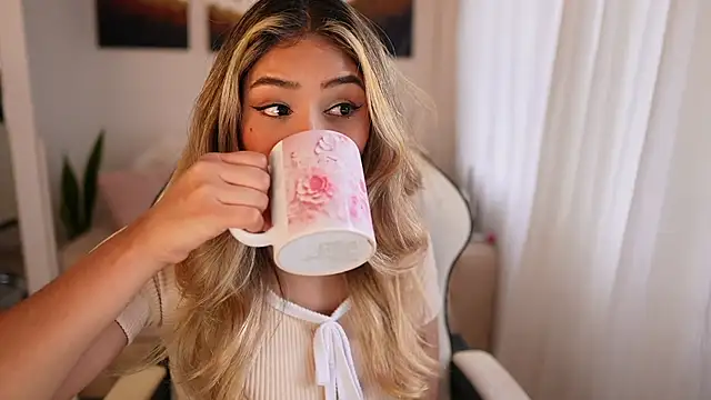 Snapshot of SaraParisi chatting on 01.10.25 SaraParisi online show from 01.10.25