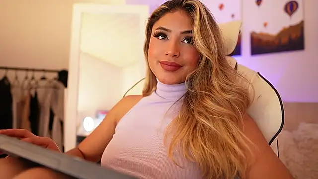 Snapshot of SaraParisi chatting on 01.11.25 SaraParisi online show from 01.11.25