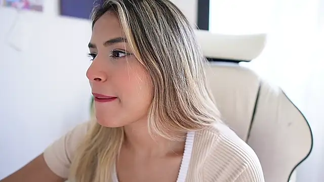 Snapshot of SaraParisi chatting on 01.21.25 SaraParisi online show from 01.21.25