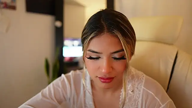 Snapshot of SaraParisi chatting on 01.22.25 SaraParisi online show from 01.22.25