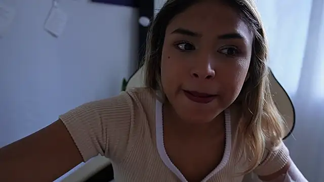 Snapshot of SaraParisi chatting on 01.22.25 SaraParisi online show from 01.22.25