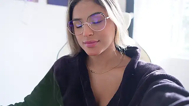 Snapshot of SaraParisi chatting on 01.23.25 SaraParisi online show from 01.23.25