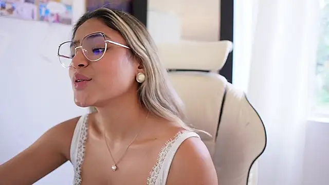 Snapshot of SaraParisi chatting on 01.25.25 SaraParisi online show from 01.25.25