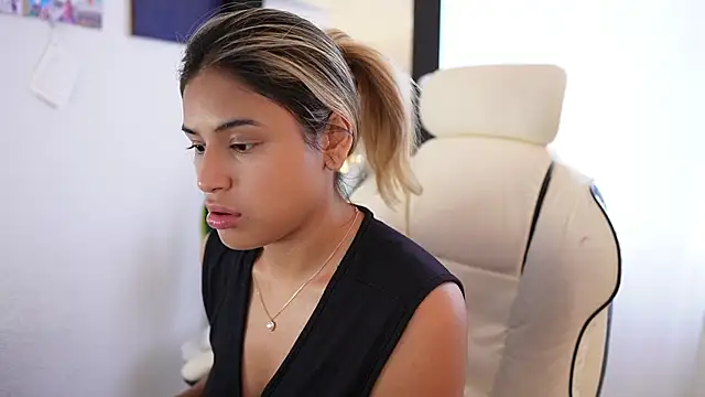 Snapshot of SaraParisi chatting on 02.01.25 SaraParisi online show from 02.01.25