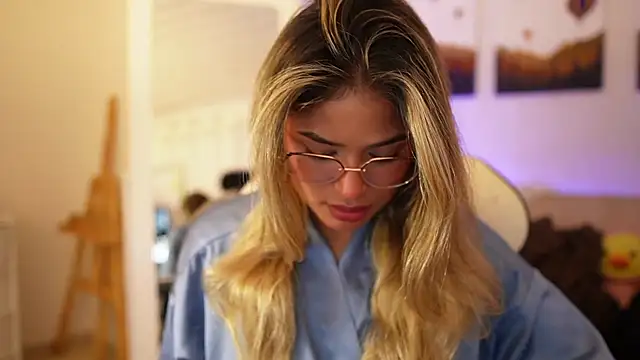 Snapshot of SaraParisi chatting on 02.04.25 SaraParisi online show from 02.04.25