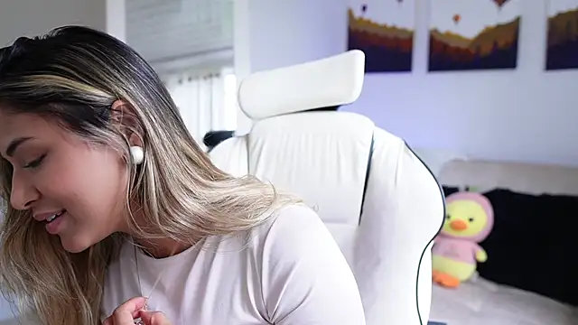 Snapshot of SaraParisi chatting on 02.04.25 SaraParisi online show from 02.04.25