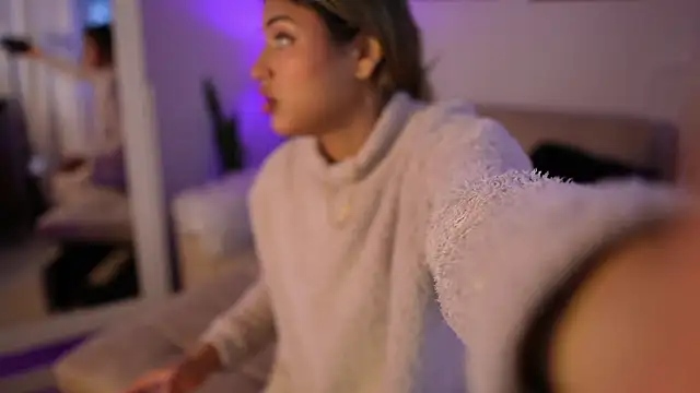 Snapshot of SaraParisi chatting on 02.13.25 SaraParisi online show from 02.13.25