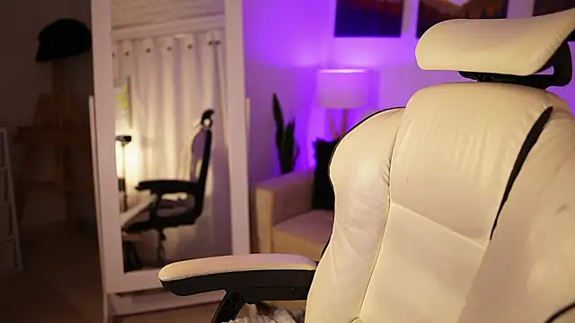 Snapshot of SaraParisi chatting on 02.14.25 SaraParisi online show from 02.14.25