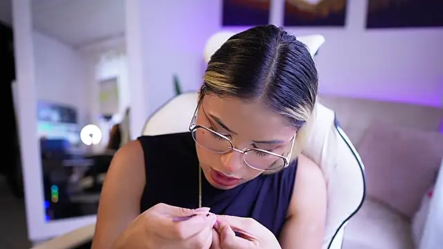 Snapshot of SaraParisi chatting on 02.17.25 SaraParisi online show from 02.17.25