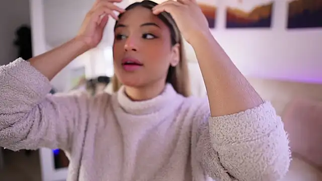 Snapshot of SaraParisi chatting on 02.18.25 SaraParisi online show from 02.18.25