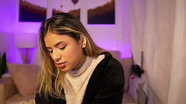 Snapshot of SaraParisi chatting on 02.19.25 SaraParisi online show from 02.19.25