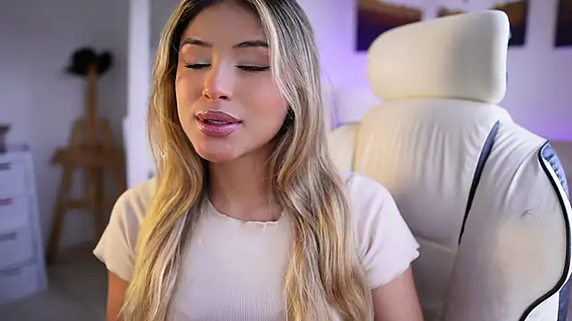 Snapshot of SaraParisi chatting on 02.19.25 SaraParisi online show from 02.19.25