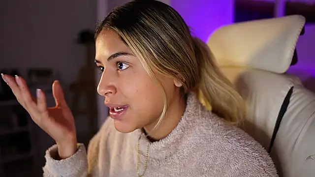 Snapshot of SaraParisi chatting on 02.21.25 SaraParisi online show from 02.21.25