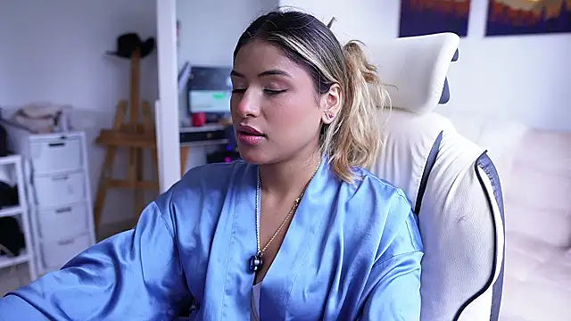 Snapshot of SaraParisi chatting on 02.22.25 SaraParisi online show from 02.22.25