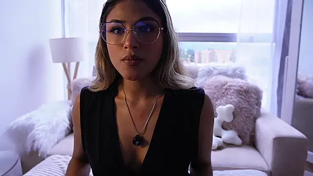 Snapshot of SaraParisi chatting on 03.05.25 SaraParisi online show from 03.05.25