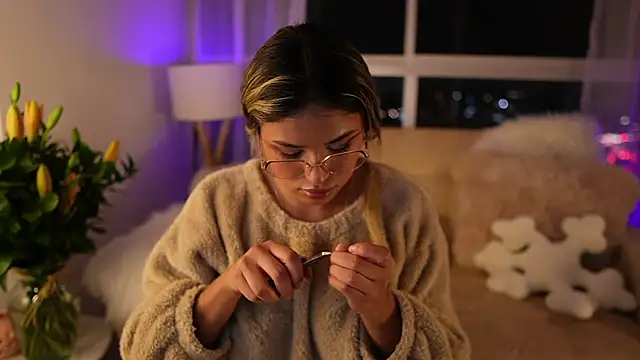 Snapshot of SaraParisi chatting on 03.07.25 SaraParisi online show from 03.07.25