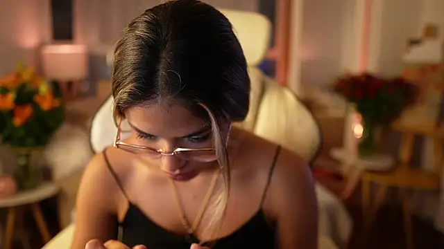 Snapshot of SaraParisi chatting on 03.12.25 SaraParisi online show from 03.12.25