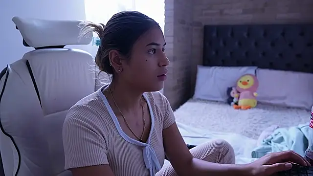 Snapshot of SaraParisi chatting on 03.15.25 SaraParisi online show from 03.15.25