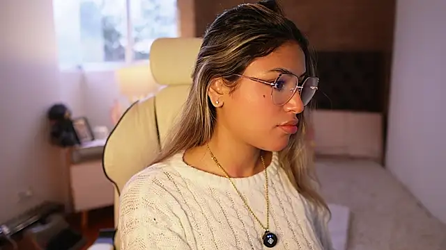 Snapshot of SaraParisi chatting on 03.15.25 SaraParisi online show from 03.15.25