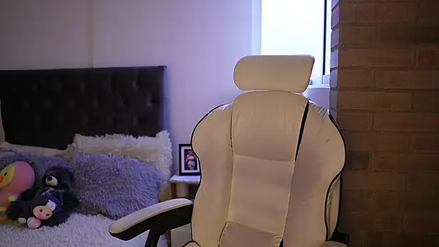 Snapshot of SaraParisi chatting on 03.16.25 SaraParisi online show from 03.16.25