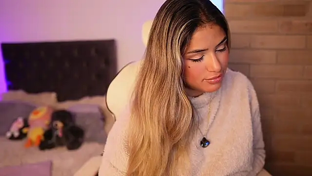 Snapshot of SaraParisi chatting on 03.17.25 SaraParisi online show from 03.17.25