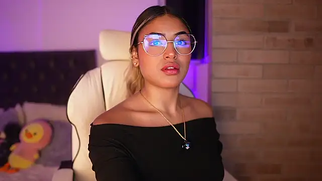 Snapshot of SaraParisi chatting on 03.20.25 SaraParisi online show from 03.20.25