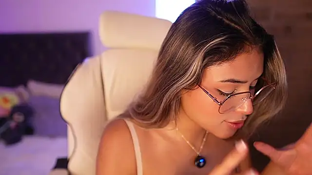 Snapshot of SaraParisi chatting on 03.20.25 SaraParisi online show from 03.20.25