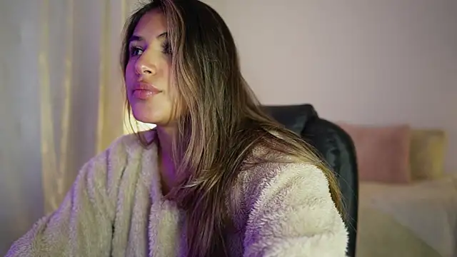 Snapshot of SaraParisi chatting on 09.27.25 SaraParisi online show from 09.27.25