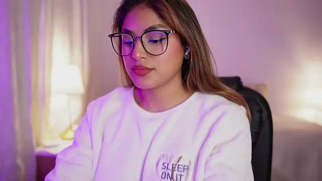 Snapshot of SaraParisi chatting on 09.30.25 SaraParisi online show from 09.30.25