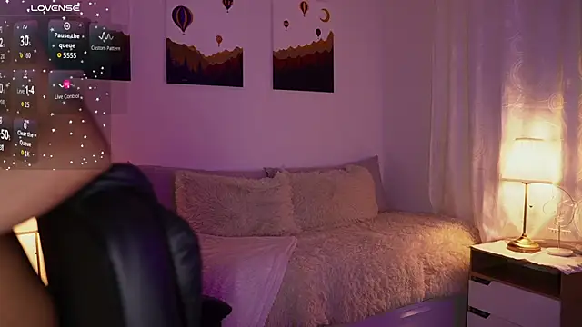 Snapshot of SaraParisi chatting on 10.10.25 SaraParisi online show from 10.10.25