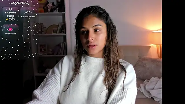 Snapshot of SaraParisi chatting on 10.20.25 SaraParisi online show from 10.20.25