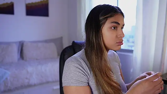 Snapshot of SaraParisi chatting on 10.22.25 SaraParisi online show from 10.22.25