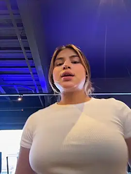 Snapshot of SaraParisi chatting on 10.31.25 SaraParisi online show from 10.31.25