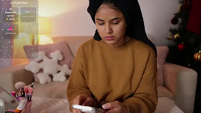 Snapshot of SaraParisi chatting on 11.27.25 SaraParisi online show from 11.27.25