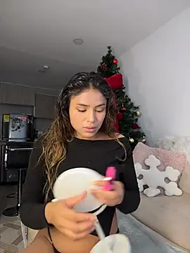 Snapshot of SaraParisi chatting on 12.02.25 SaraParisi online show from 12.02.25