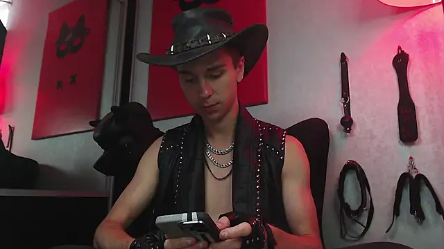 Joseph  Quinn online show from 02.23.25