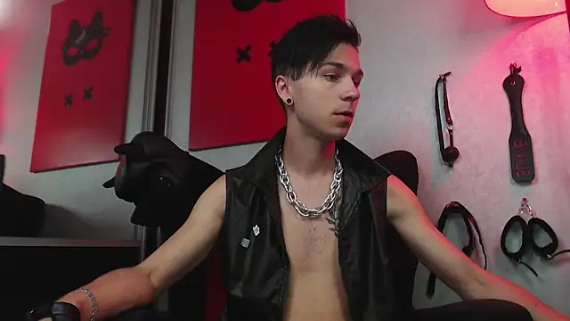 Joseph  Quinn online show from 02.26.25