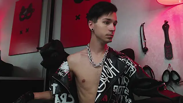 Joseph  Quinn online show from 02.28.25