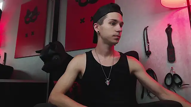 Joseph  Quinn online show from 03.03.25