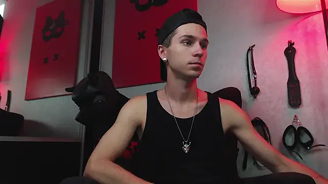 Joseph  Quinn online show from 03.03.25