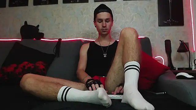 Joseph  Quinn online show from 03.04.25